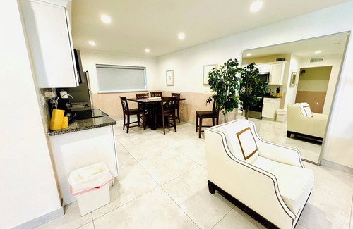 Beverly Green Apartment | Chic 1-bedroom apartment in vibrant Las Vegas with WiFi, Strip,LVCC 1 mile,Sale