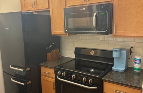 Detroit Apartment | Chic 1-bedroom apartment with fitness room and streaming services in Detroit