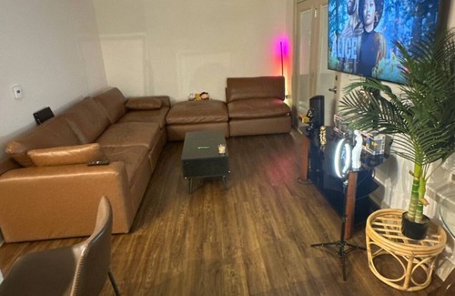 Detroit Apartment | Chic 1-bedroom apartment with fitness room and streaming services in Detroit