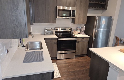 Madison Apartment | Chic 1-bedroom apartment with fitness room and swimming pool at Town Madison.