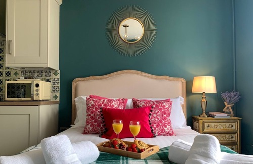 Roundham Apartment | Chic 1 bedroom studio apartment close to the beach