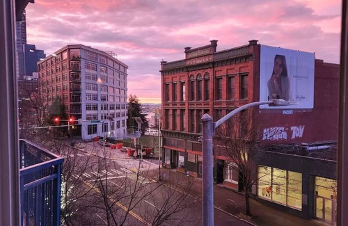 Belltown Apartment | Chic 1-bedroom with Partial Views, Gym and Pool in vibrant Belltown