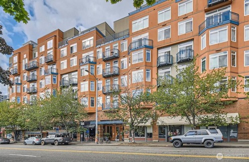 Belltown Apartment | Chic 1-bedroom with Partial Views, Gym and Pool in vibrant Belltown