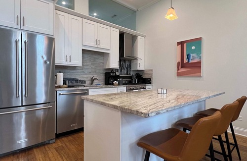 Near West Side Apartment | Chic 1 BR w Parking S