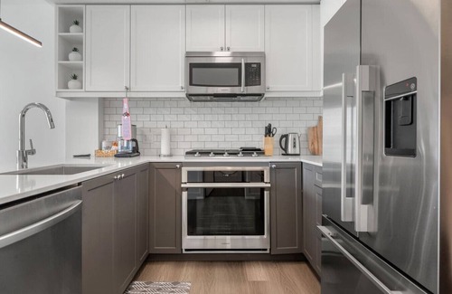 Sunnyside Apartment | Chic 1BR Kensington unit W/Free UG Parking