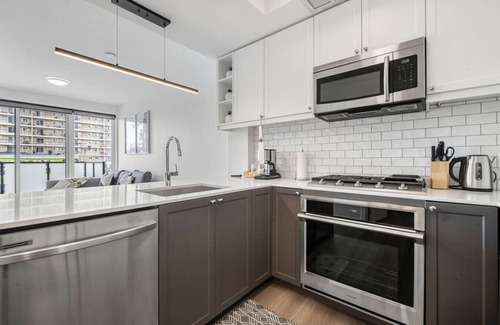 Sunnyside Apartment | Chic 1BR Kensington unit W/Free UG Parking