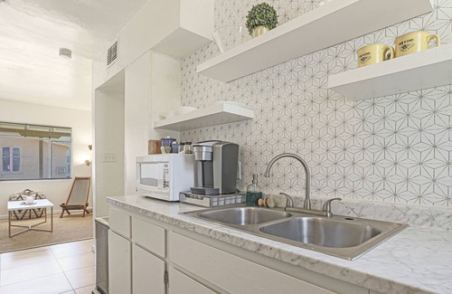 Governmental Mall Apartment | Chic 1BR, mins to ASU downtown Phoenix + Workspace