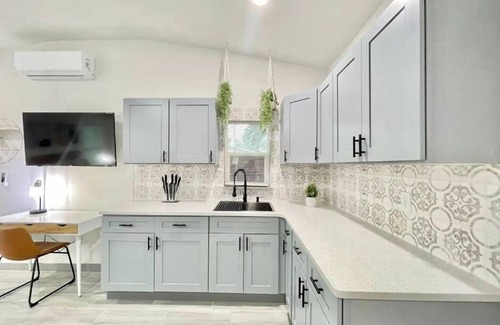 Dover Shores West House | Chic 1BR Orlando Stay | Parking, Wi-Fi + Comfort
