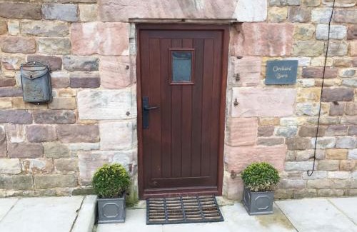 Winkhill House | Chic 2 Bed Peak District Cottage Barn - Alton Towers, Christmas Markets, Polar Bears, Chatsworth