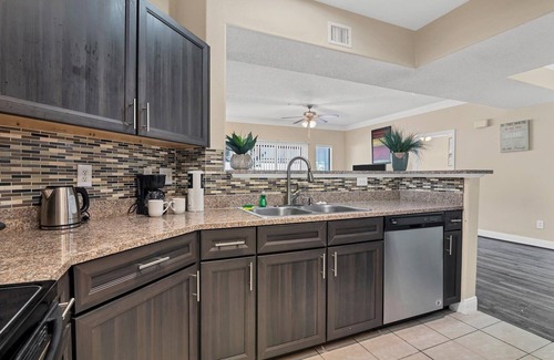 The Galleria Apartment | Chic 2-bedroom apartment with fitness room and AC in vibrant Houston