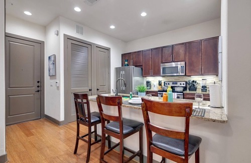 The Galleria Apartment | Chic 2-bedroom apartment wonderful Uptown