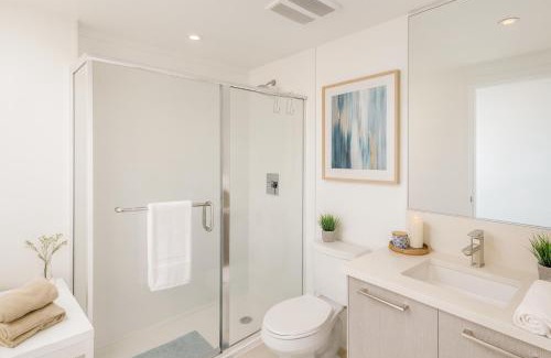 Downtown Eastside Apartment | Chic 2-Bedroom Getaway near Breweries and Local Cafés