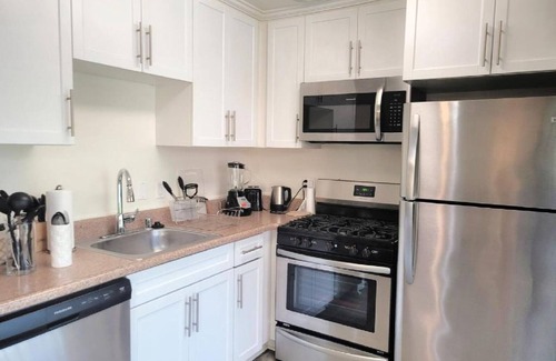 West Los Angeles Hotel | Chic 2-bedroom Residences with WiFi, AC in lovely Los Angeles