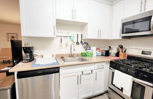 West Los Angeles Hotel | Chic 2-bedroom Residences with WiFi, AC in lovely Los Angeles