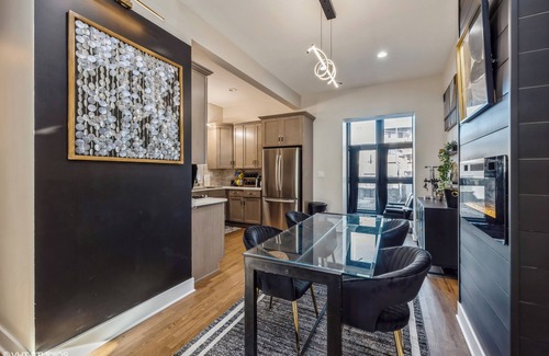 Tri-Taylor House | Chic 2-bedroom townhome with WiFi and AC in awesome Chicago
