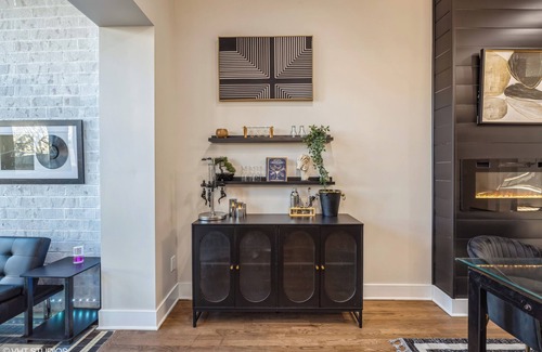 Tri-Taylor House | Chic 2-bedroom townhome with WiFi and AC in awesome Chicago