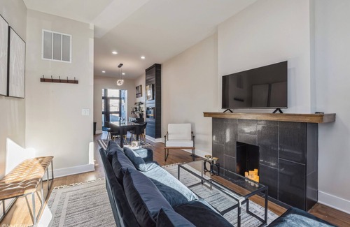 Tri-Taylor House | Chic 2-bedroom townhome with WiFi and AC in awesome Chicago