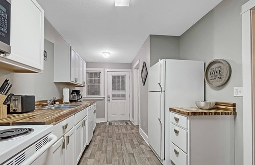 Des Moines House | Chic 2BR Duplex Free Parking near Hospitals
