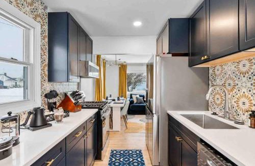 South Bend House | Chic 2br Near Nd Kingqueen Beds Firepitgrill