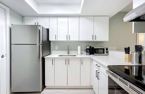 Lauderdale Harbours Condo | Chic 2BR with Pool & Modern Amenities