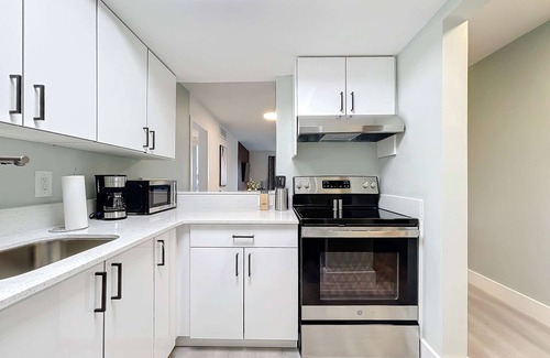 Lauderdale Harbours Condo | Chic 2BR with Pool & Modern Amenities