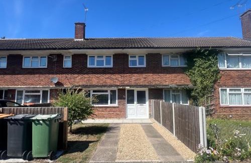 Dunstable House | Chic 3 Bed Home Sleeps 6 Free Parking! Families, Contractors, Groups all welcome to our Home!