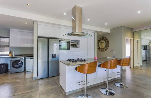 Greater Johannesburg Metropolitan Area Apartment | Chic 3-bedroom apartment with WiFi, AC in fabulous Sandton