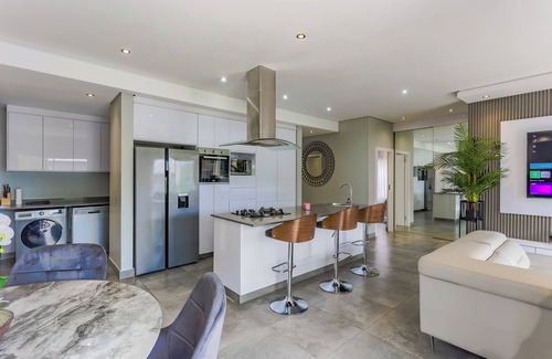 Greater Johannesburg Metropolitan Area Apartment | Chic 3-bedroom apartment with WiFi, AC in fabulous Sandton