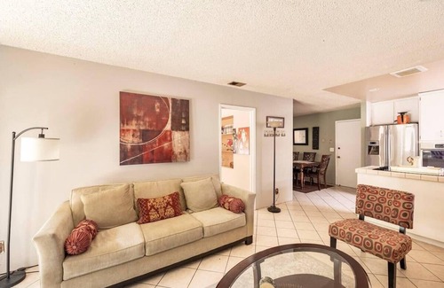 Southeastern Sacramento House | Chic 3BR,2B Haven near the River