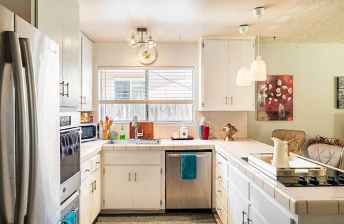 Southeastern Sacramento House | Chic 3BR,2B Haven near the River