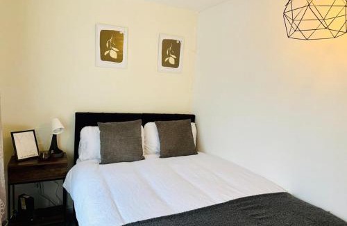 Bramcote House | Chic 4BR House - Lace Market, Uni, QMC, City Centre & M1 - Sleeps 8