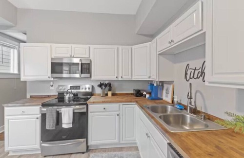 Fountain Square House | Chic 6BR Retreat:10 beds 3.5 Baths for Groups