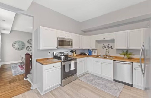 Fountain Square House | Chic 6BR Retreat:10 beds 3.5 Baths for Groups