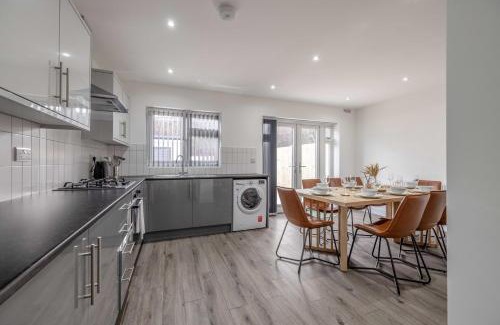 Slough House | Chic and Comfy 4 Bedroom Stay Baylis Road