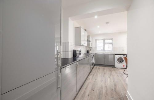 Slough House | Chic and Comfy 4 Bedroom Stay Baylis Road