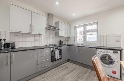 Slough House | Chic and Comfy 4 Bedroom Stay Baylis Road
