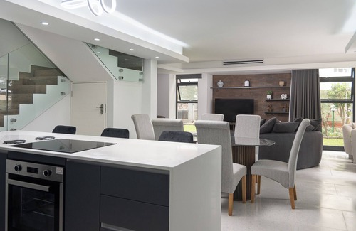 Umhlanga Apartment | Chic and Luxurious 3-bedroom apartment with WiFi, AC in amazing uMhlanga