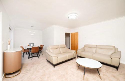 Yeading House | Chic and Spacious 3BR Family Home with Garden