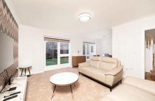 Yeading House | Chic and Spacious 3BR Family Home with Garden