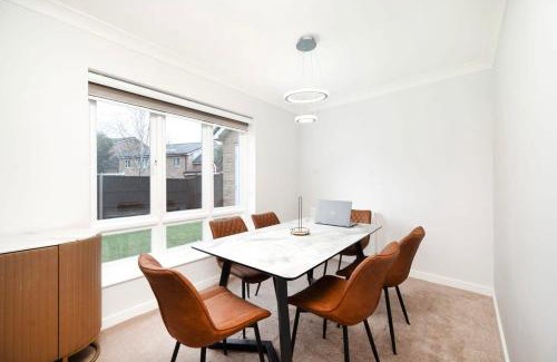 Yeading House | Chic and Spacious 3BR Family Home with Garden