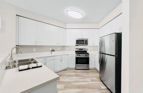 Sparks Apartment | Chic Apt. w/Jacuzzi, Pool, Nr Casino & Shopping