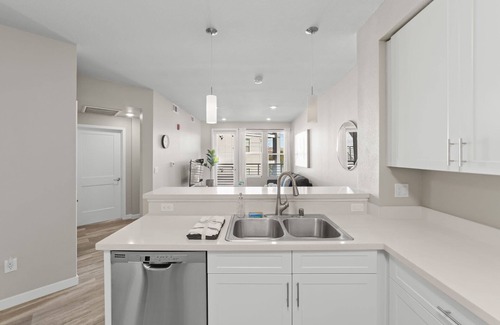 Sparks Apartment | Chic Apt. w/Jacuzzi, Pool, Nr Casino & Shopping