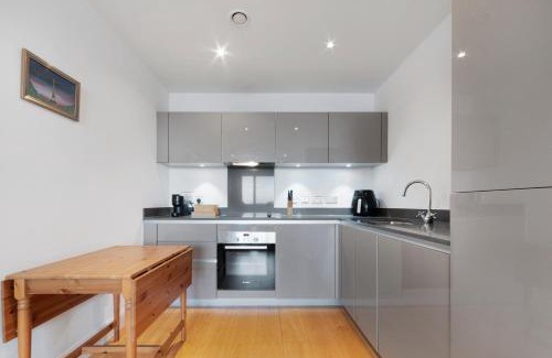 Bromley South Apartment | Chic Bow Haven - Sleeps 4