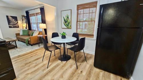 Valdosta House | Chic Central Cottage with Gameroom & Firepit and pet friendly