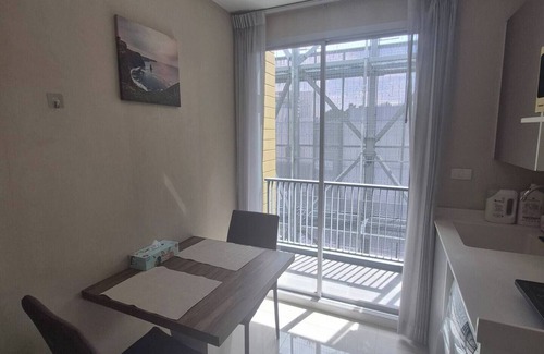 Thung Maha Mek Apartment | Chic City Condo MetroLux Rama 4