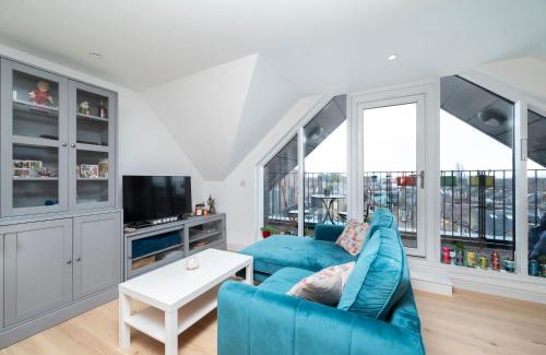 Tooting Apartment | Chic City 1 Bedroom Apartment with Balcony Views