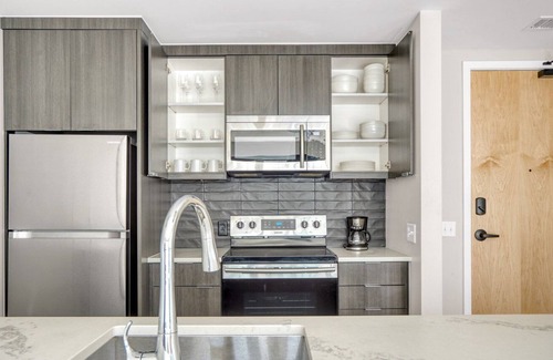 Congress Park Apartment | Chic Congress Park 1BR w/ Gym & Pool, near shops & dining, by Blueground