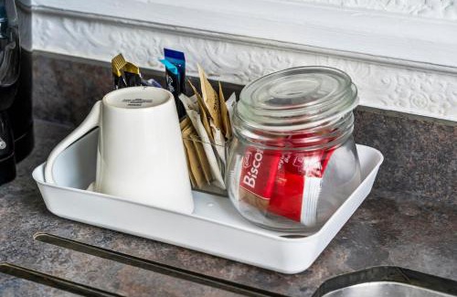 Dudley Apartment | Chic, Cosy Hotel in Centre with Parking