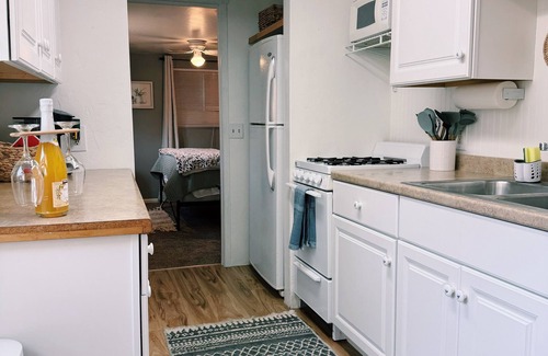 Medford Apartment | Chic & cozy 1 bedroom guest-house