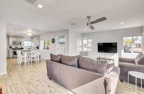 Coronado House | Chic Cozy Hideaway - Urban Phoenix Gem